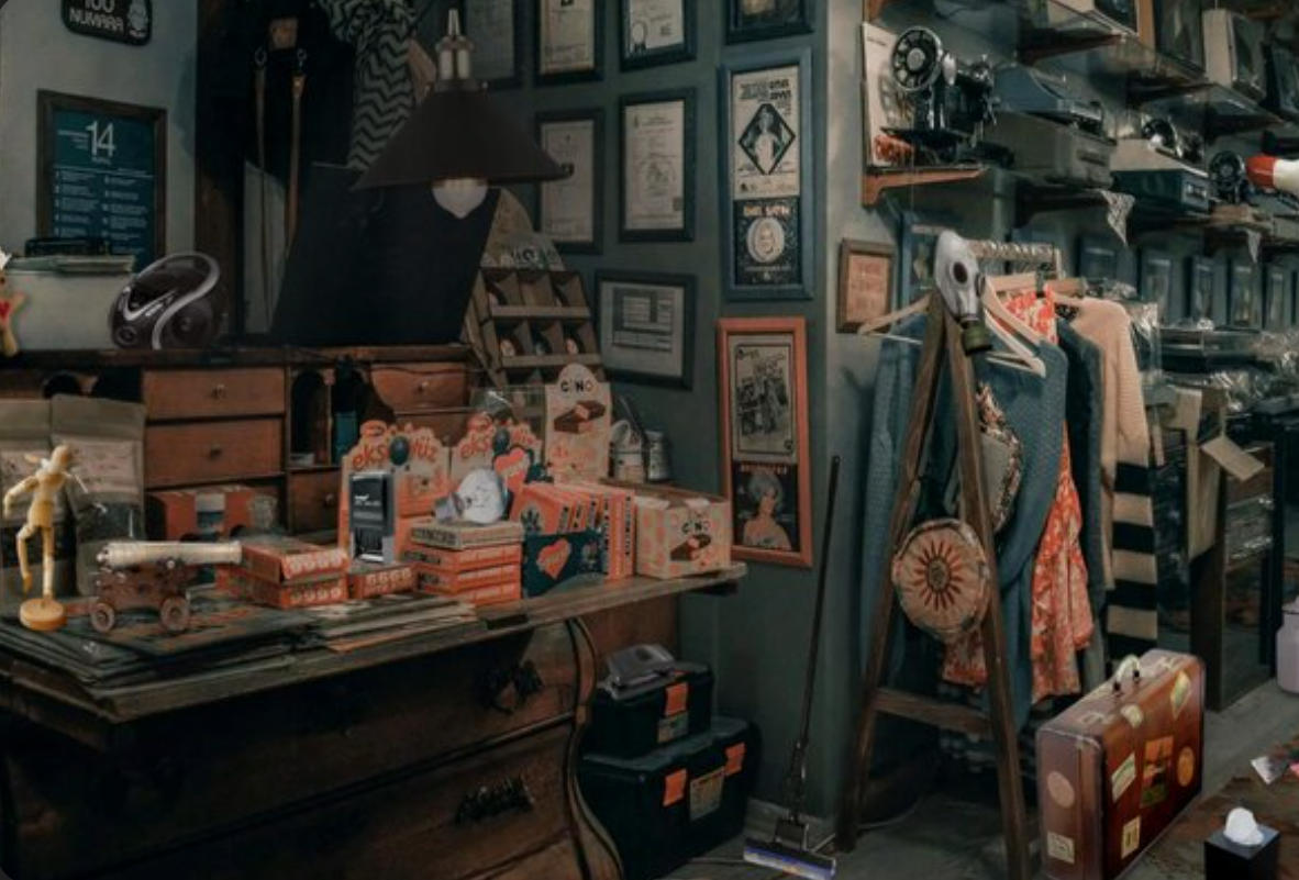 Hidden Object: Clues and Mysteries - Cozy living room scene with hidden objects to find